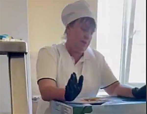 В Николаеве уволена работница школьной столовой, которая кормила детей «объедками» с чужого стола