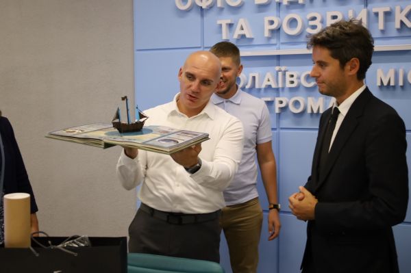 На День города в Николаев делегация Франции из-за воздушной тревоги провела в укрытии