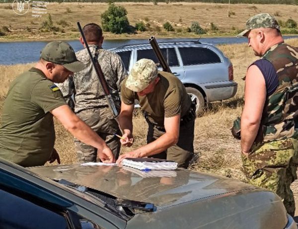 На Николаевщине охотников штрафуют за отсутствие билета и документов на оружие