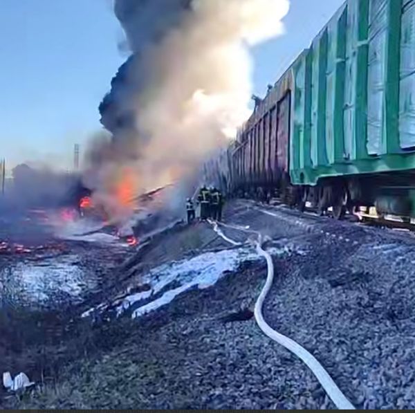 В Смоленской области пылает российский грузовой поезд с бензином