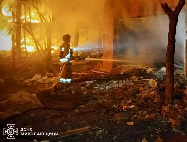 Ночью пожарные Николаевщины у моря тушили огонь после атаки российских войск. Фото