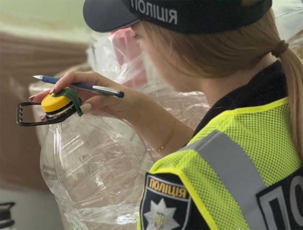 После жалоб горожан полиция Николаевщины прикрыла "магазин" по продаже самогонки и сигарет