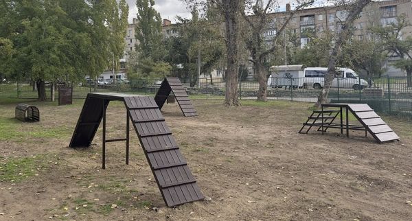 В сквере «Спасский» в Николаеве открылась новая площадка для выгула и тренировки собак (фото)