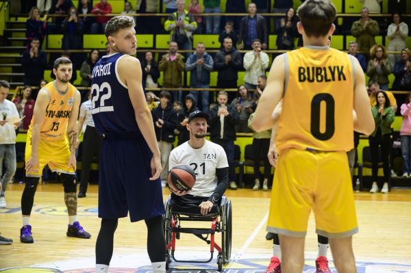 Стартовое вбрасывание на матче "Киев-Баскет" – "Нико-Баскет" сделал разведчик, потерявший ноги на войне