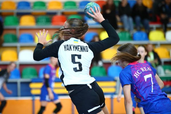 Поединок гандболисток столичного «Спартака» и николаевского «Реала» остановили на полчаса