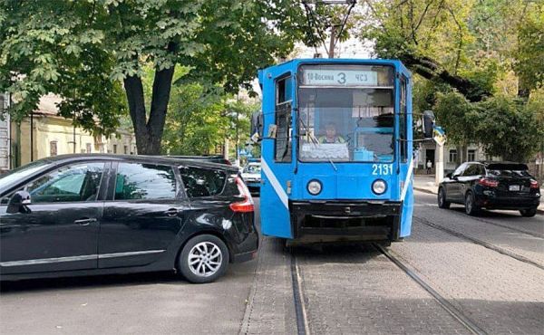 В Николаеве подорожала "парковка" у трамвайных путей: водителей просят не оставлять машины возле рельсов