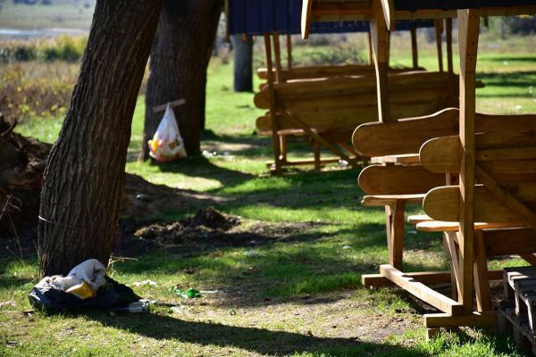 Еще не достроили, а уже сломали: вандалы испортили новую зону отдыха в Снигиревке