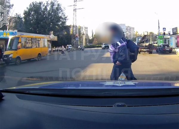 Полиция Николаева оштрафовала женщину, которая перебежала дорогу перед машинами (видео)
