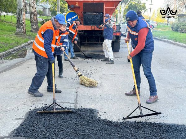 В Николаеве залатали дырки в дороге на Бугском бульваре и на улице Нагорной