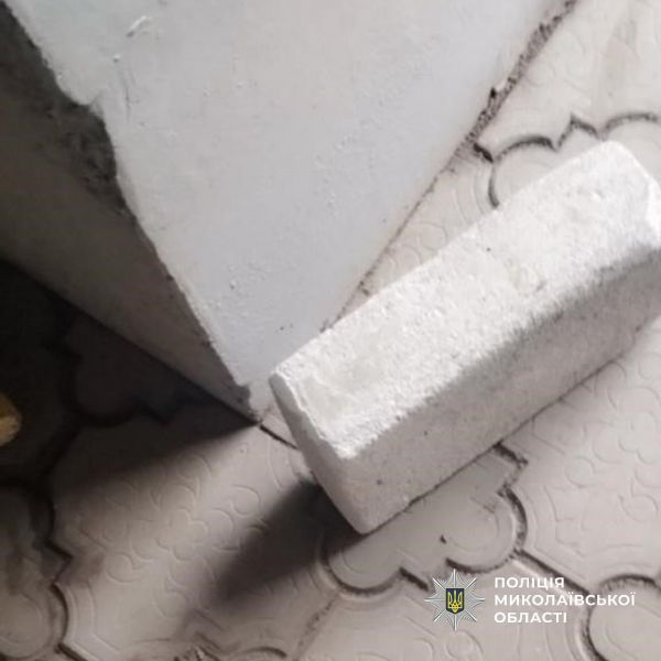 В Николаеве подросток швырнул кирпичом в монитор в укрытии