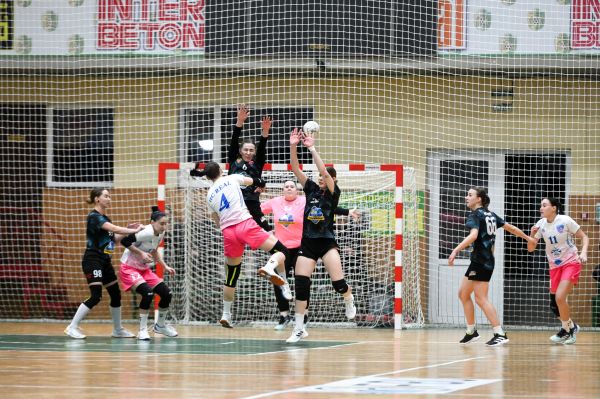 Гандболистки николаевского «Реала» сохранили пятое место в таблице суперлиги, хотя уступили в Ривне