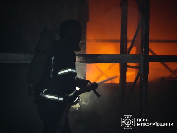 Тушили ночные пожары после удара по Николаеву 24 спасателя. Фото