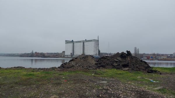 В Николаеве неизвестные высыпали гору строительных отходов в прибрежной зоне Бугского лимана. Фото