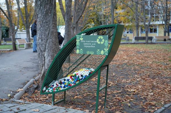 В Николаеве установили 12 контейнеров для сбора пластиковых крышечек