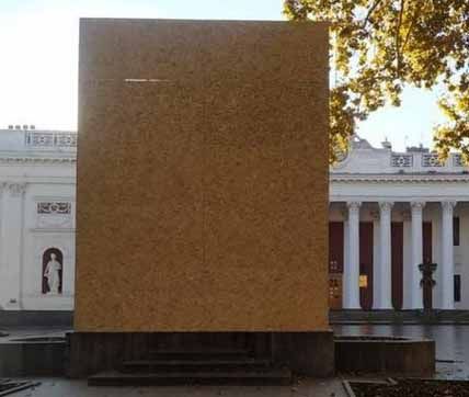 В Одессе Пушкина спрятали за осб-плитами