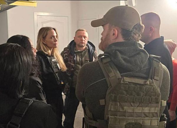 Голливудская звезда Анджелина Джоли приехала в Николаев: актриса пообщалась с жителями прифронтового города