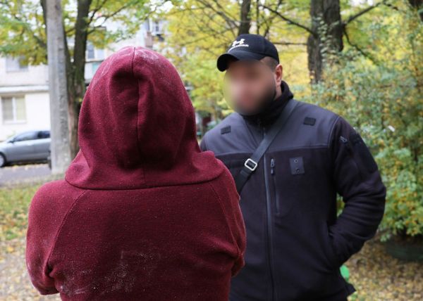 Полиция в Николаеве задержала мать погибших детей: ушла на ночь, вернулась пьяной