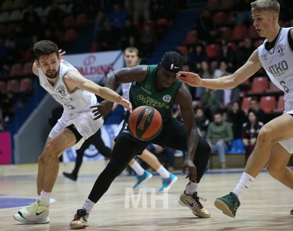 «Надежда» во тьме: в Николаеве матч «Нико-Баскета» и «Прикарпатья» превратился в хеллоуинское шоу. Фото