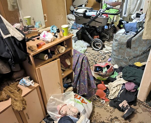 В Николаеве у наркозависимой матери забрали троих детей, живших среди мусора