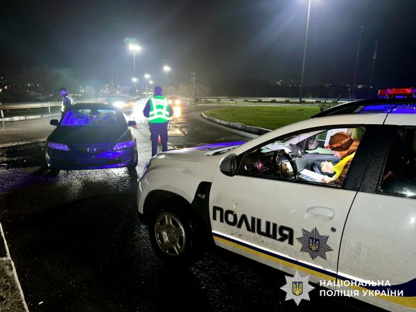 В Николаевской области водитель на «Мазде» сбил на пешеходном переходе двоих детей