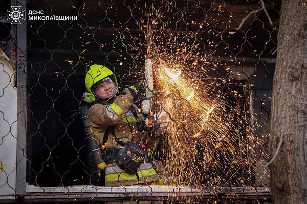 В Николаеве спасатели потушили пожар на балконе многоэтажки