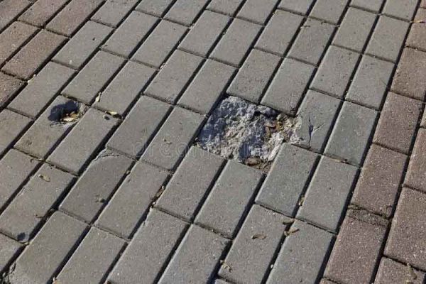 В Николаеве укладывали плитку, по крепости почти втрое меньшую, чем по стандартам, – антикоррупционный департамент