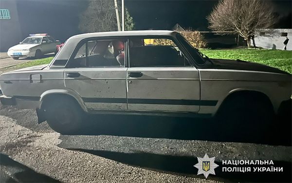 На Николаевщине 18-летний водитель ВАЗ наехал на девушек, сидевших на лавке во дворе