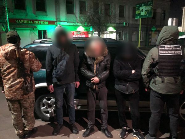 Николаевцев поймали возле молдавской границы: заплатили по 8 тысяч долларов, чтобы выехать из страны