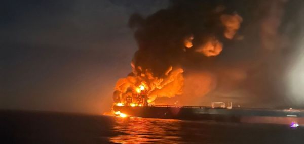 В Черном море терпят кораблекрушение два нефтяных танкера теневого флота