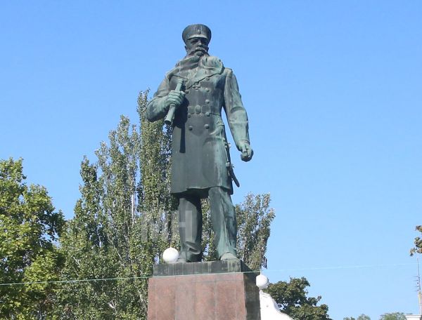Полиция ищет вандалов: В Николаеве повредили памятник российскому адмиралу Макарову