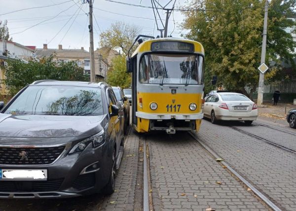 В Николаеве трамваи простаивают из-за припаркованных на рельсах машин