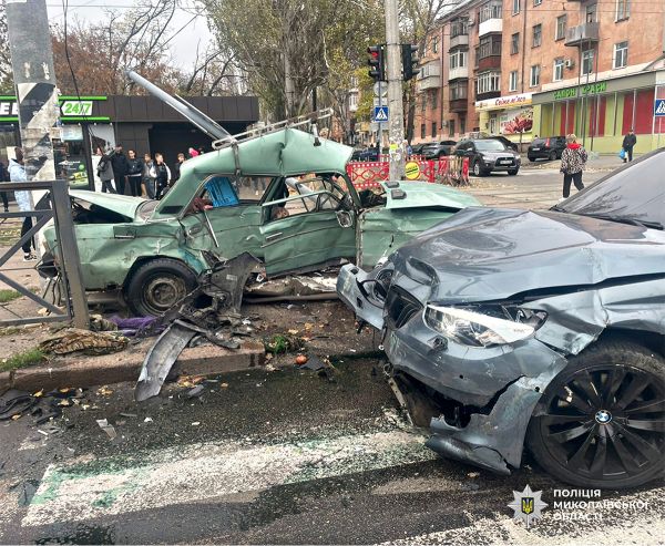 Жесткое ДТП в Николаеве: 68-летний водитель ВАЗа не пропустил BMW