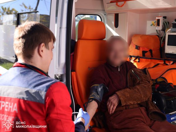 В Николаеве пожарные спасли мужчину из горящего дома