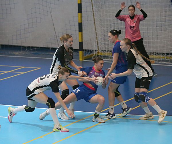 На игру с гандболистками николаевского «Реала» приехал столичный «Спартак» и половина сборной Украины. Фото