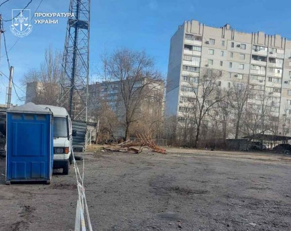 В Николаеве снесли незаконный забор и автостоянку. Фото