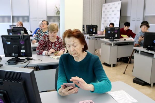 Людей старшего возраста в Николаеве учат пользоваться смартфоном: от пароля до банковских программ