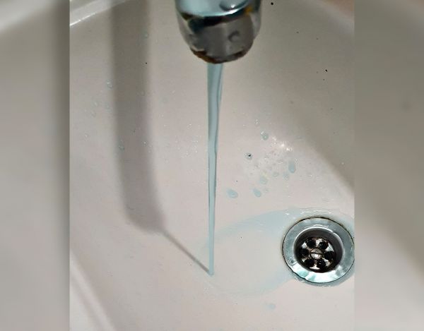 «Николаевводоканал» объяснил, почему в многоэтажке появилась ярко-голубая вода из крана