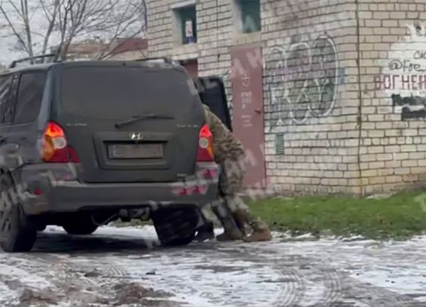 Был в розыске и пытался сбежать: в ТЦК Николаева объяснили жесткое задержание мужчины