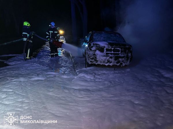 В Николаеве ночью тушили горящую «Мазду»