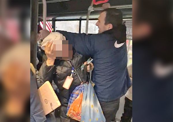 В Николаеве пассажир напал на контролера автобуса