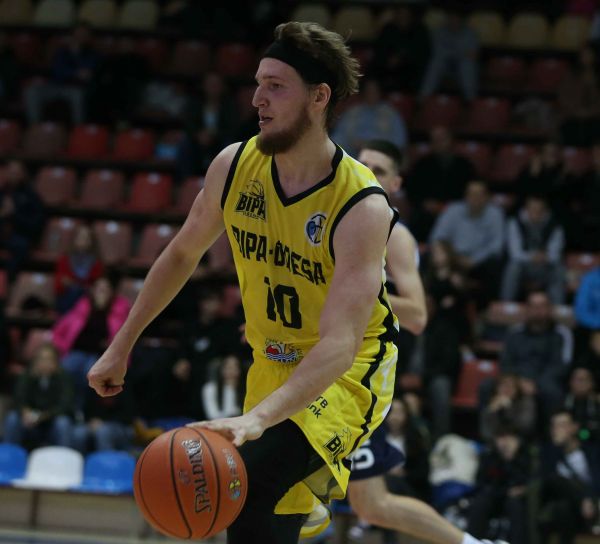 "Нико-Баскет-2" усилился двумя защитниками