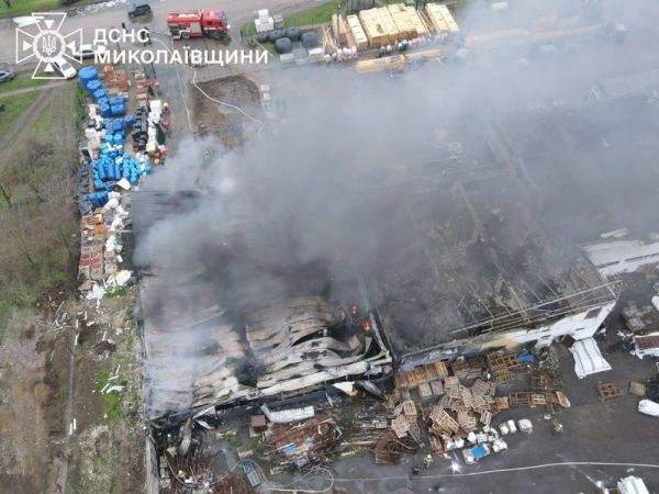 В Николаевской области тушат большой пожар: загорелся склад магазина