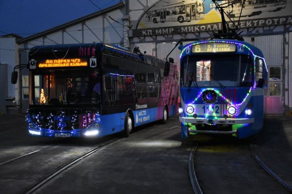 "Николаевэлектротранс" запустил для горожан новогодние трамваи и троллейбусы