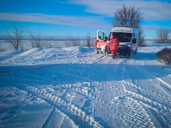 Север Николаевщины замело: в Вознесенском районе «скорая» с пациенткой застряла в снегу