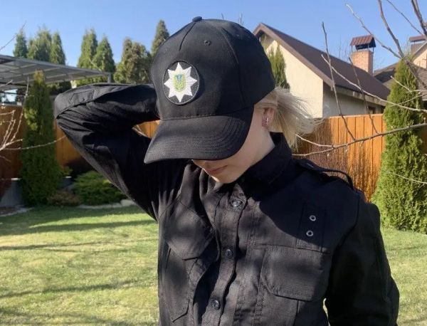 На Николаевщине 17-летнюю девушку оштрафовали на 34 тысячи за видео в полицейской форме с пистолетом