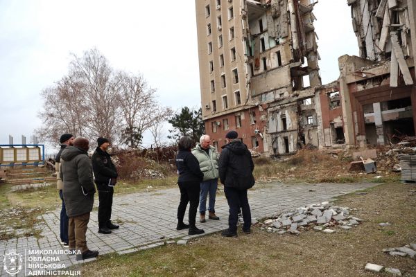В Николаеве делегация ООН побывала на месте разрушенного админздания на Адмиральской. Фото