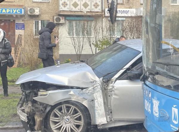 В Николаеве в Лесках произошло ДТП – образовались пробки в районе Мореходной