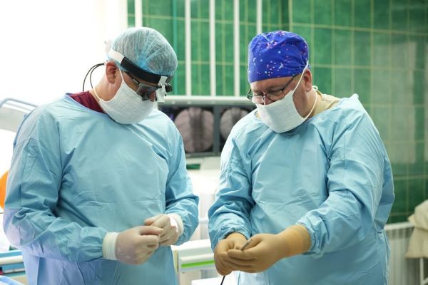 Уникальные операции в Николаеве: нейрохирурги и ЛОРы объединились, чтобы спасать пациентов после обстрелов и ДТП (ФОТО)