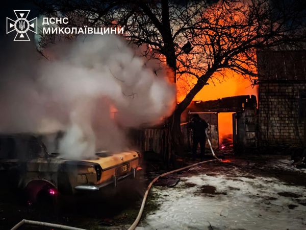 В Николаевской области на пожаре нашли труп, сгорела усадьба с домом, гаражом, автомобилями