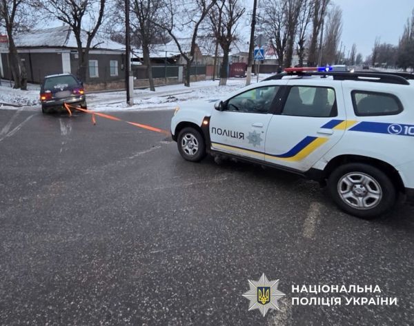 Завис над канавой: На Николаевщине полицейские вытаскивали Volkswagen и Lanos из ледяного плена